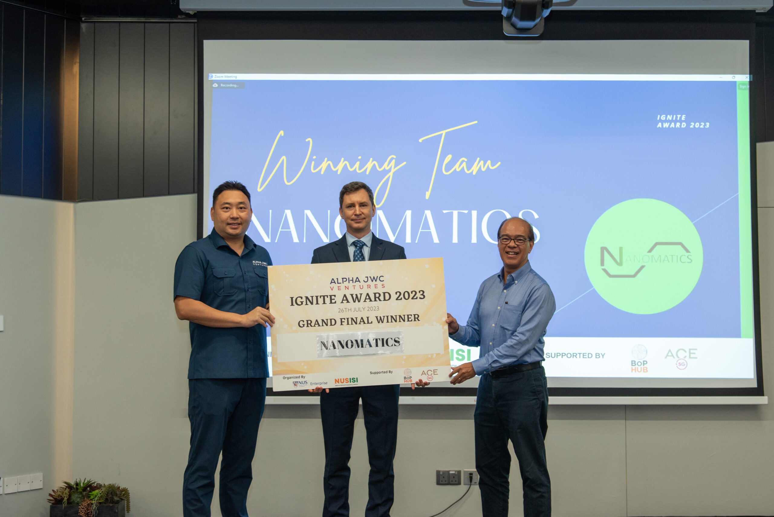 Andrei Veksha (centre), Director of Nanomatics, accepting the Grand Final Winner award for Nanomatics at the Alpha JWC Ventures Ignite Award 2023